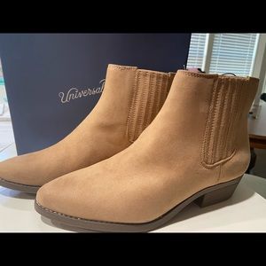 New, Universal Thread, Wms Tan Booties, size 10W